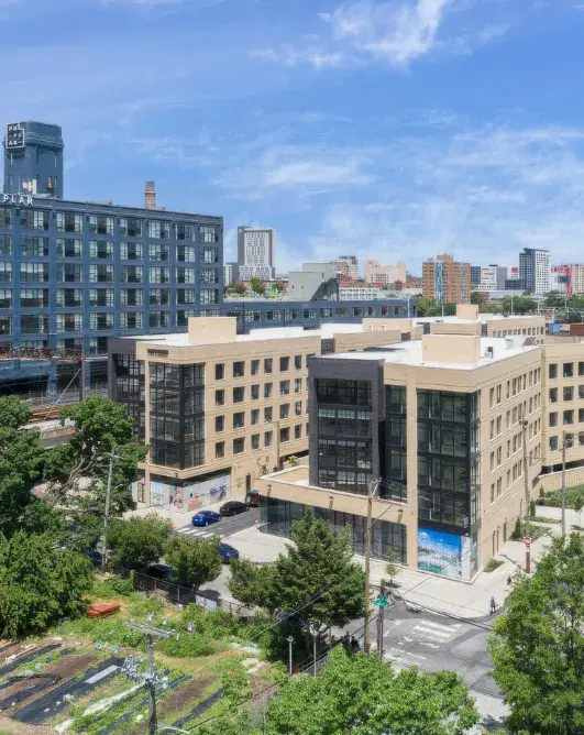 Ίσως μοιάζει με ένα παιχνίδι φωτός ανάμεσα στα κτίρια. Ίσως με τη ρυθμική επανάληψη των όψεων που αναπνέουν μαζί με τον ουρανό. Στο κέντρο της Φιλαδέλφειας, το The Darien δίνει τη δική του απάντηση: ένα έργο που μεταμορφώνει το βιομηχανικό τοπίο σε κατοικήσιμη εμπειρία.